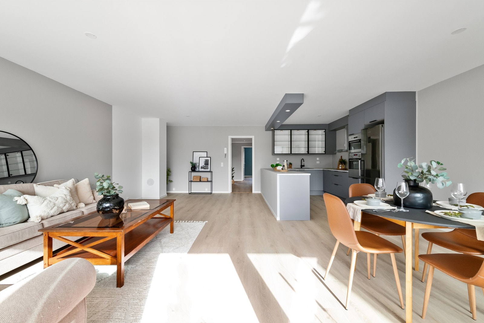 Kjøkkenet er fra Norema montert i 2025 med glatte fronter, overskap med glassdører og benkeplate i laminat Galleribilde