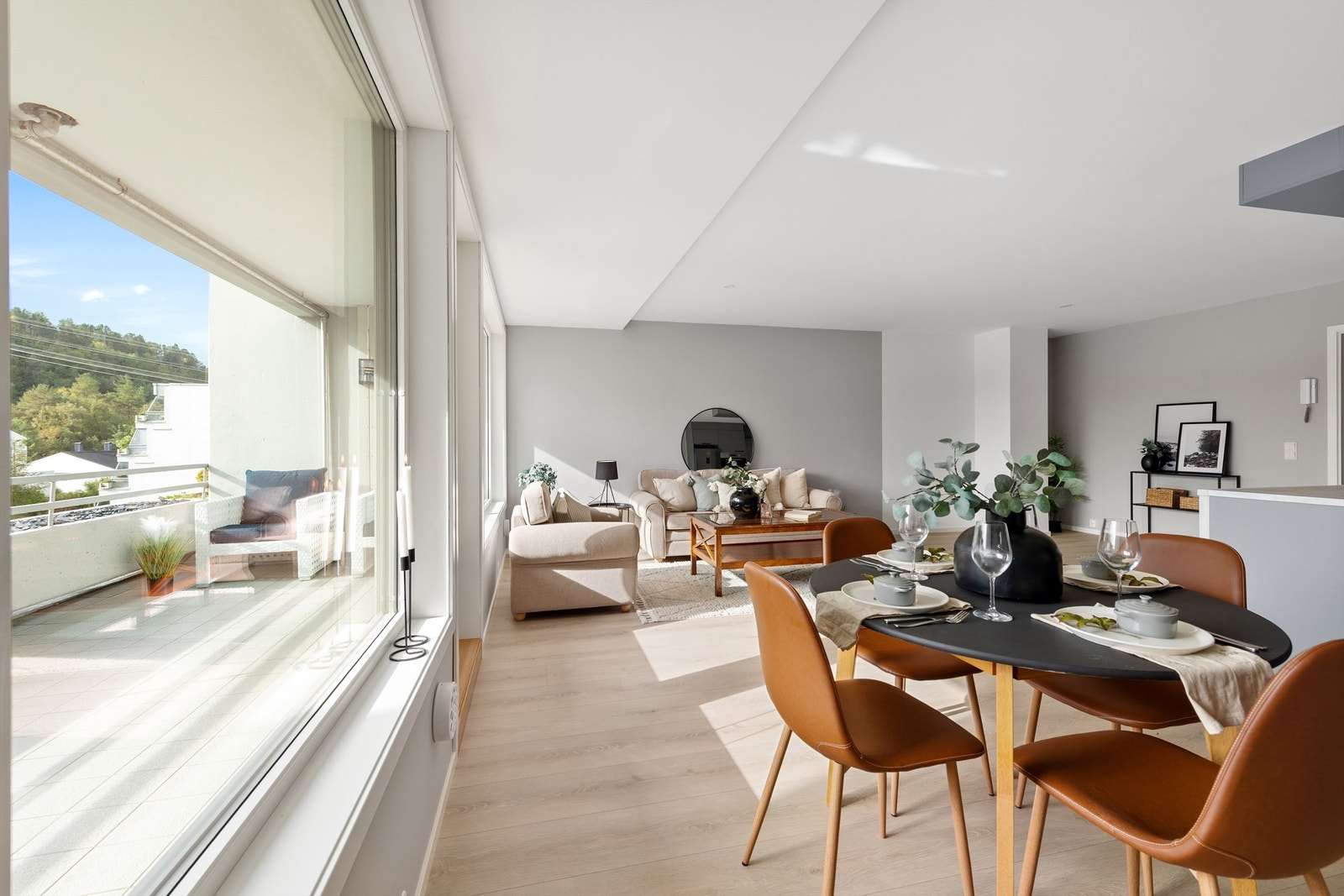 Stuen har store vindusflater som gir rikelig med naturlig lys Galleribilde