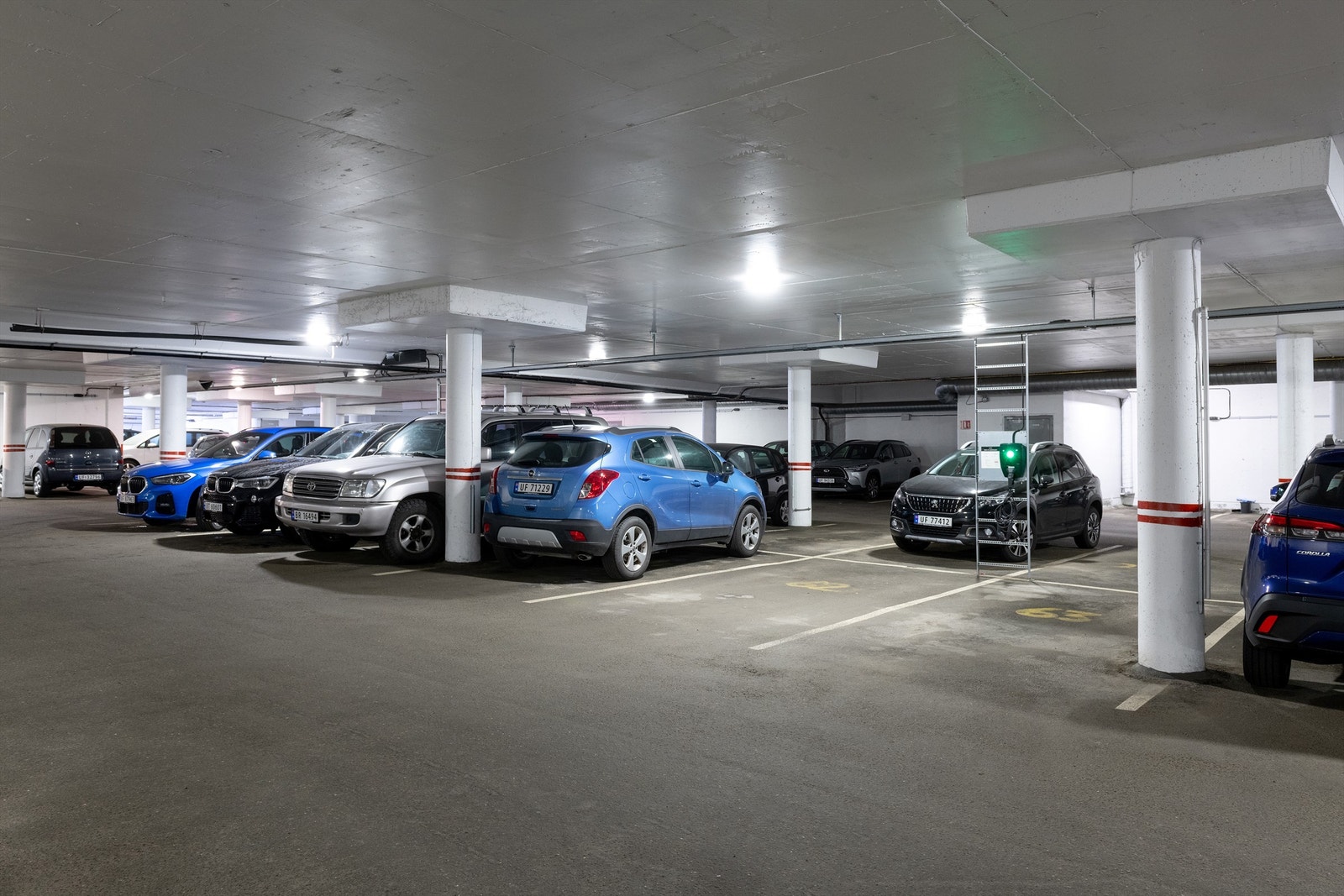 Her er det mulighet for montering av elbillader. I tillegg er det 1 bod plassert i garasjekjeller perfekt for lagring av dekk o.l. Galleribilde