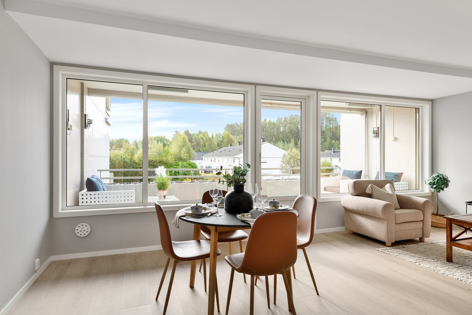 Fra stuen har en utgang til sørvendt veranda på 15 kvm Galleribilde