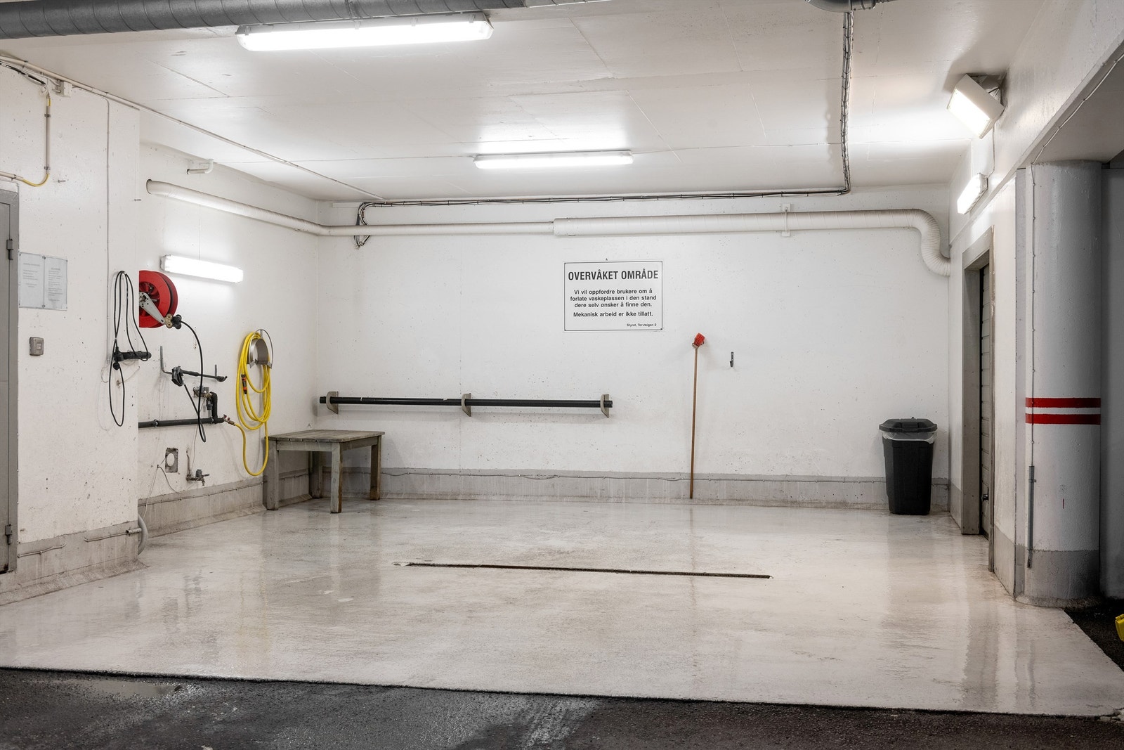 I garasjekjelleren er det egen vaskehall med høytrykkspyler, vannslange og støvsuger Galleribilde