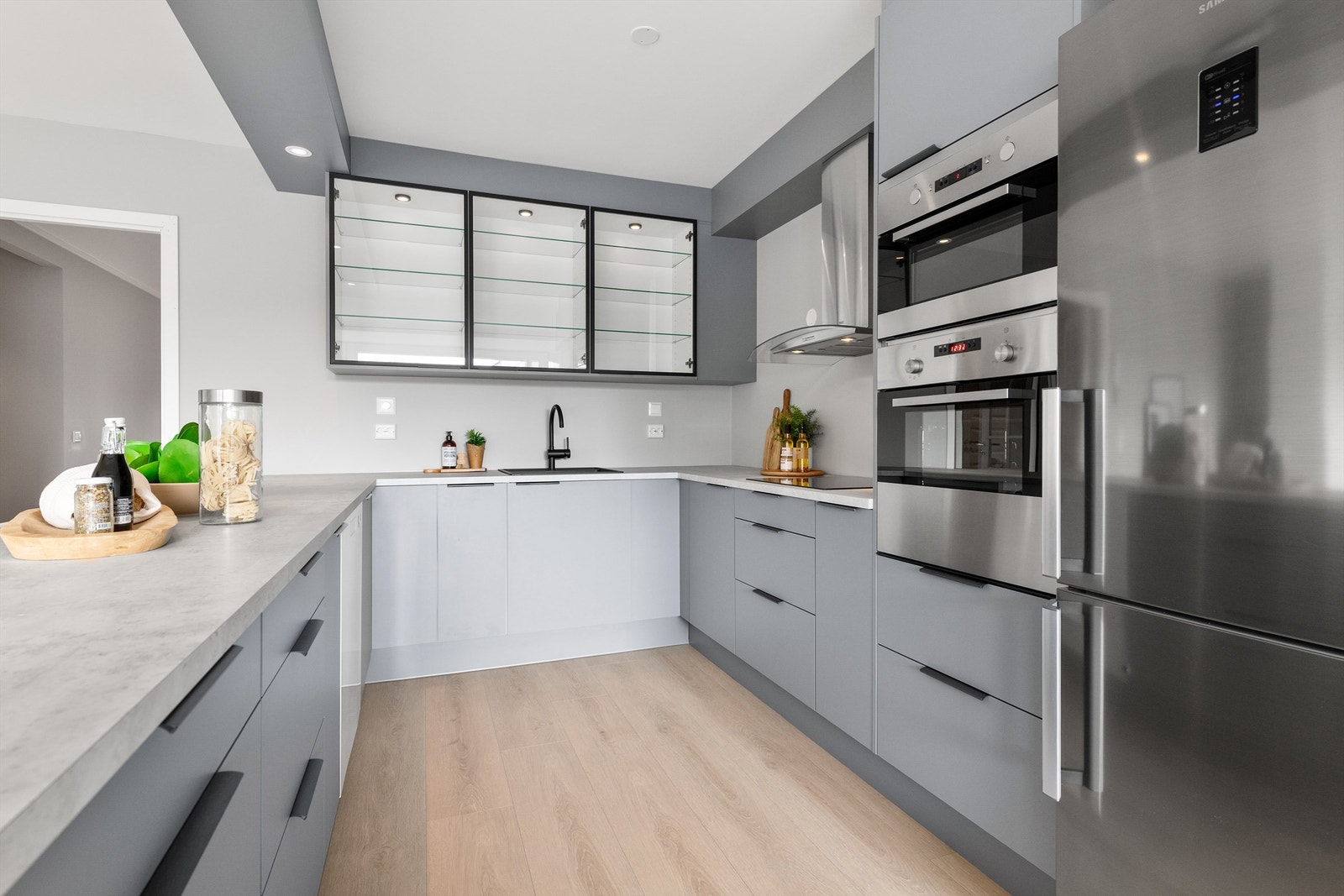 Romslig kjøkkenløsning med rikelig benkeplass og funksjonell hesteskoform Galleribilde