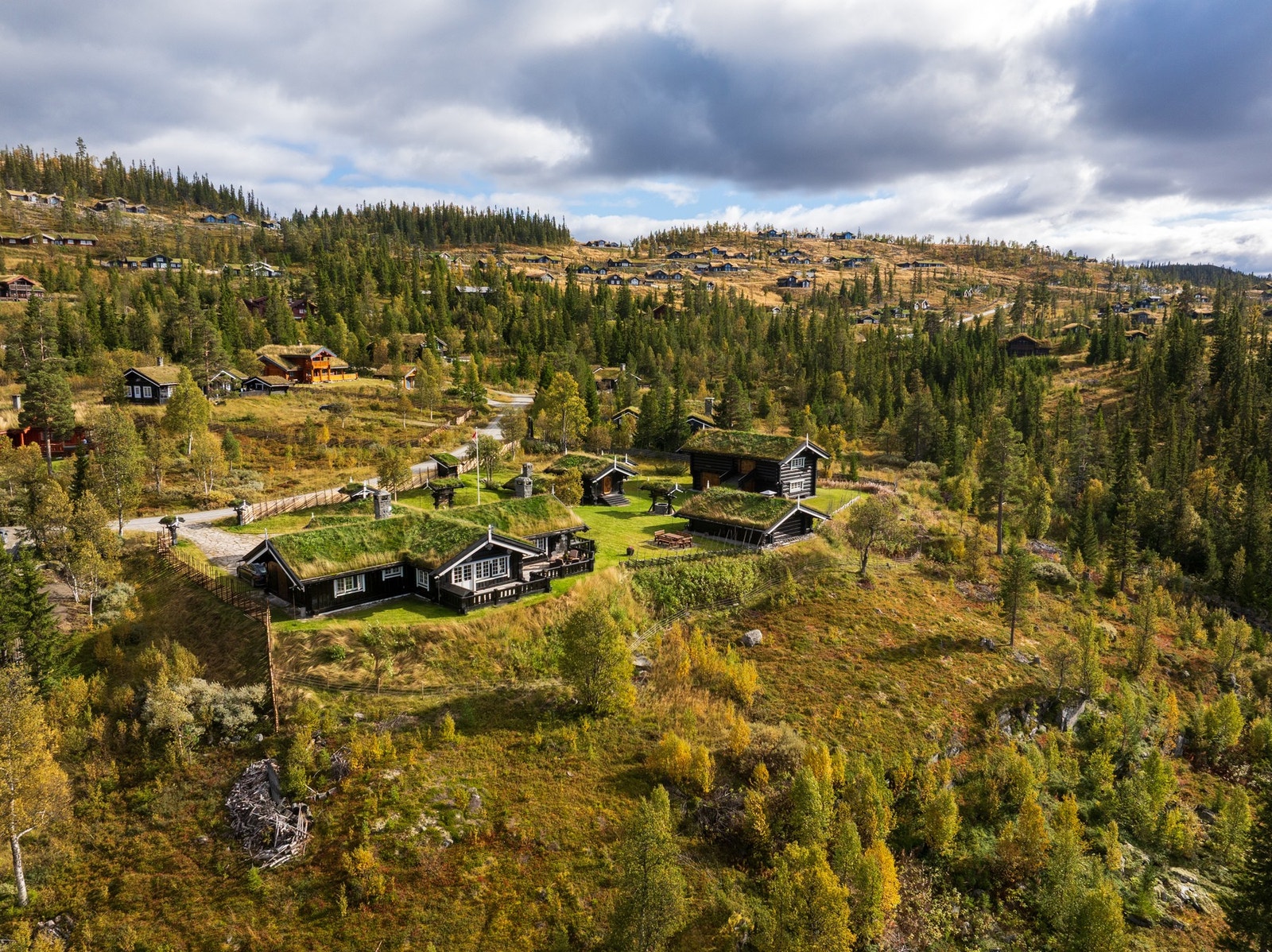 Eiendommen rommer i tillegg flere sidebygninger - anneks, låve, årestugu, bakerhus - alle godt vedlikeholdt og med høy standard.