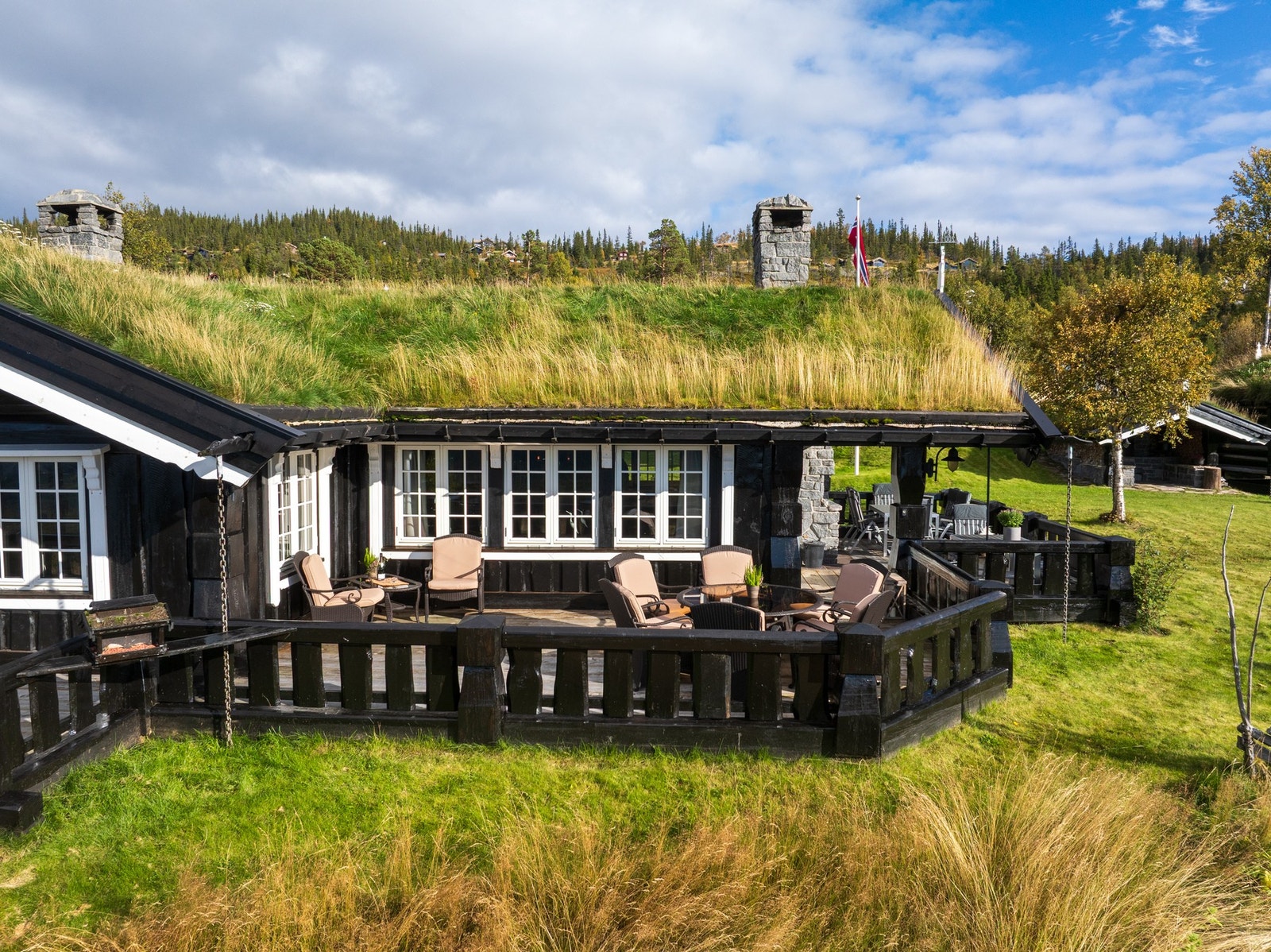 Uteplassen har varmelamper og elektrisk vindseil.