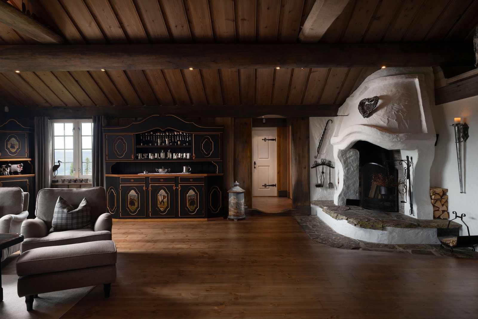 I stuen er det en stor peis som gir rikelig med hygge og varme.