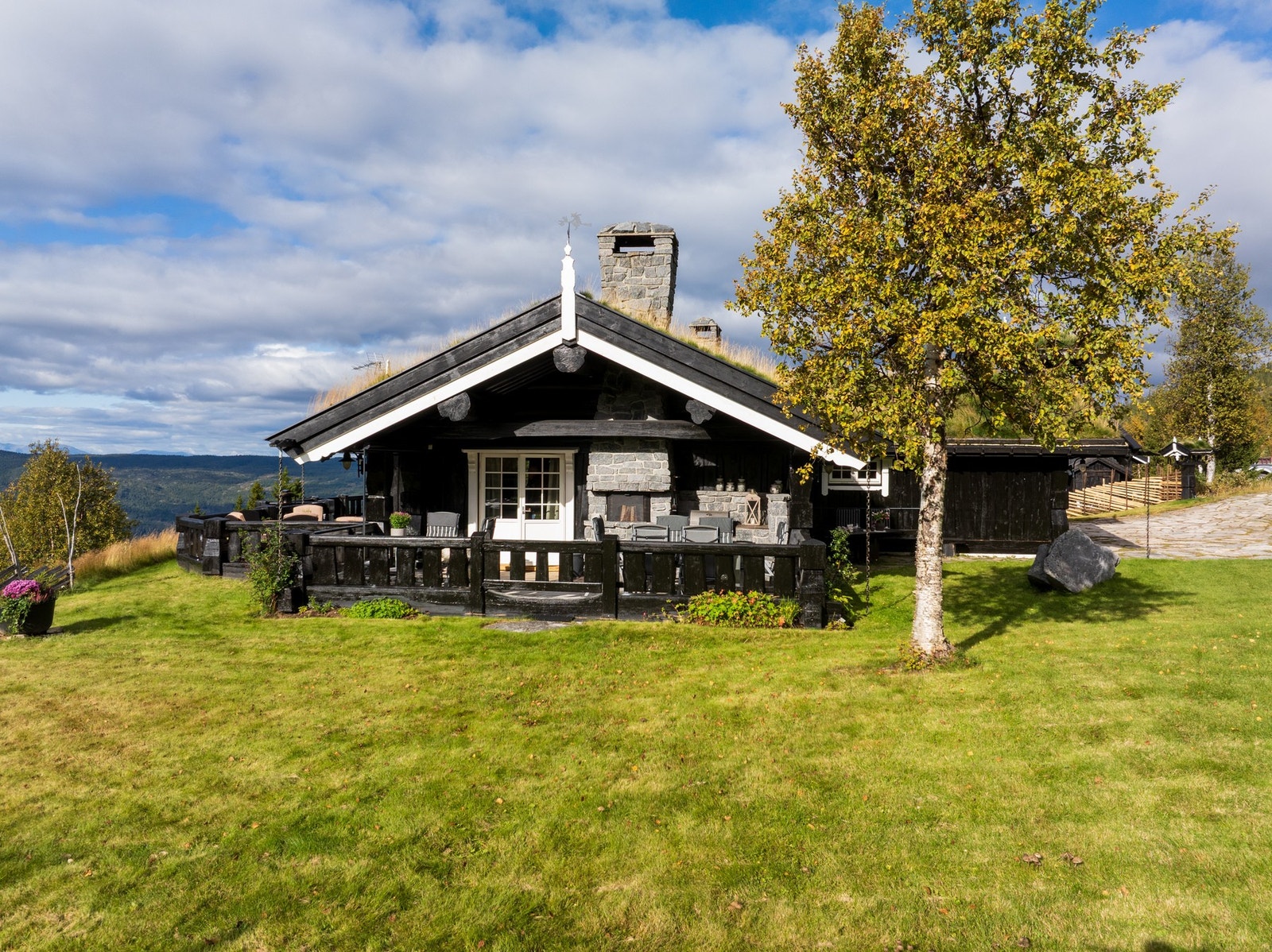 Terrassen har gode solforhold.