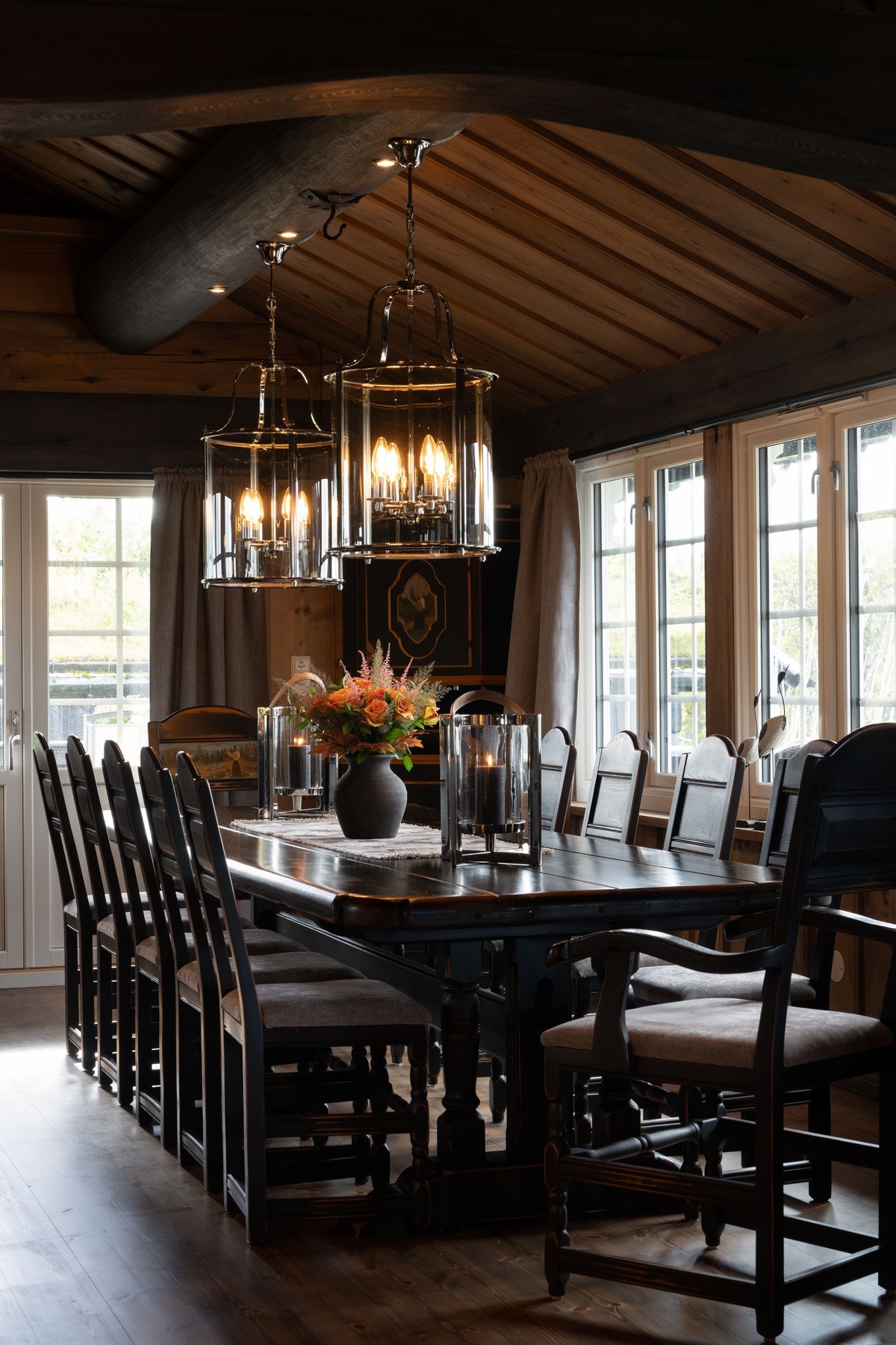 Her er det plass til stort spisebord hvor man har plass til hele storfamilien eller vennebesøk.