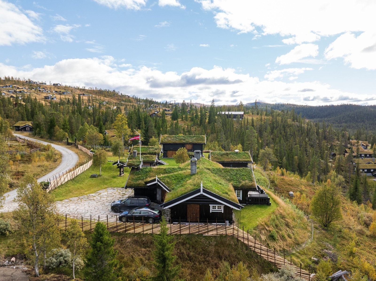 Eiendommen ligger med en flott utsikt utover dalen.
