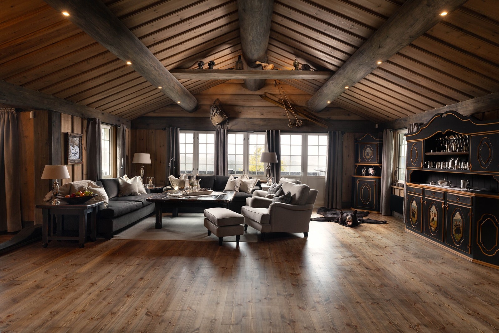 I hovedhytta utgjør stue, kjøkken og spisestue et stort og sosialt allrom.