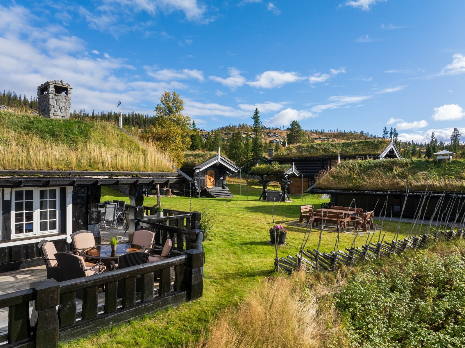 Foran hytta er det opparbeidet en vakker tunplass belagt med naturskifer som setter tonen for helhetsinntrykket.