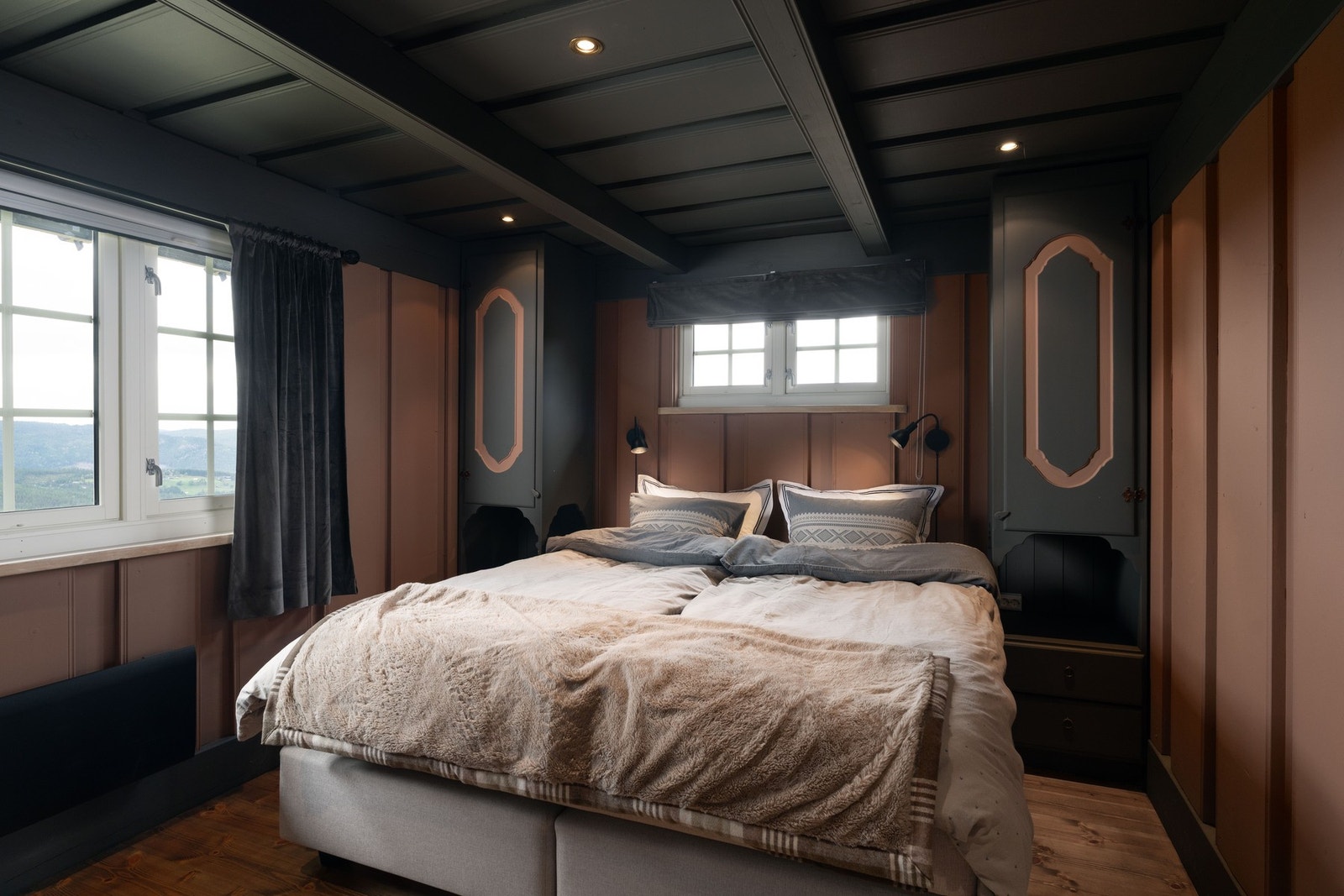 Hovedsoverommet med tilhørende garderobeskap.