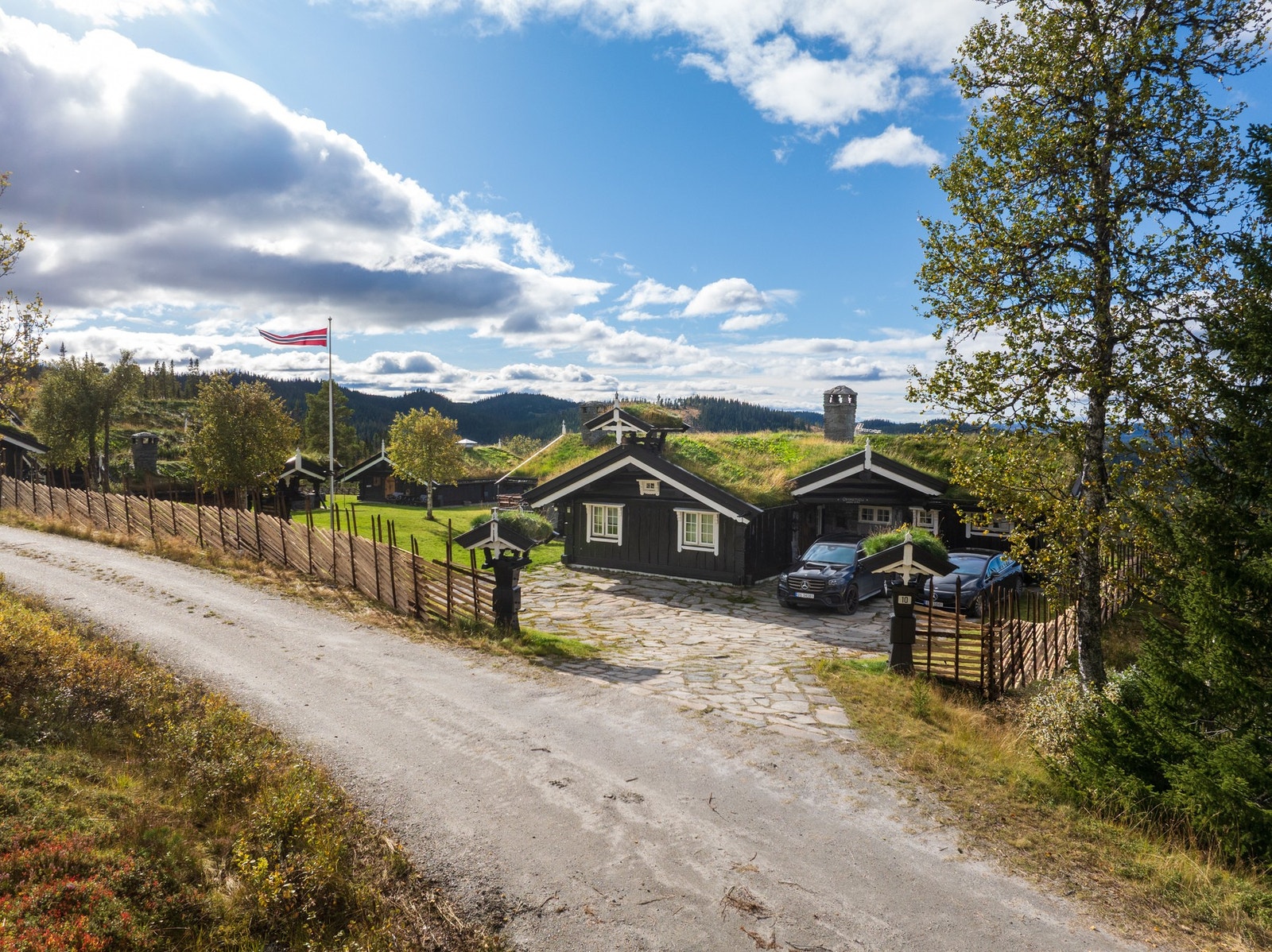 Det er gode parkeringsmuligheter i egen gårdsplass samt garasje.
