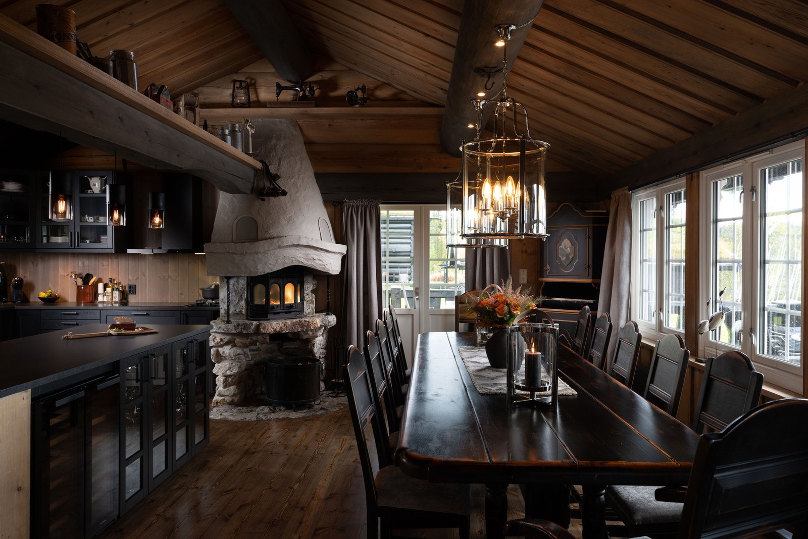 Også på kjøkkenet er det installert en hyggelig peis.