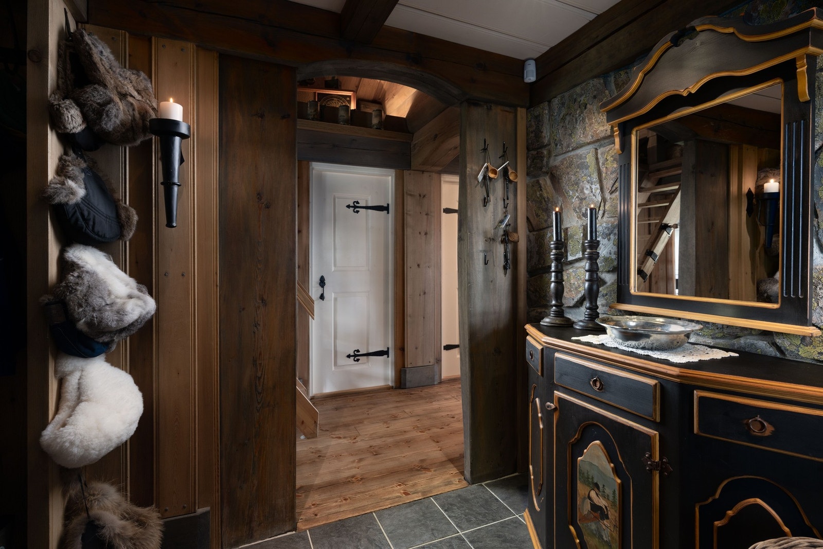 Hovedhytta har en flislagt entre med varmekabler.