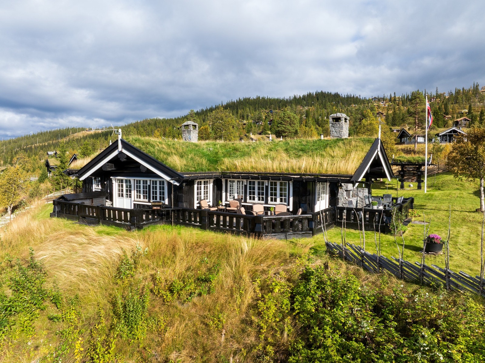 Tunet ligger på 910 moh. og tomten på 3177,2 kvm er inngjerdet med skigard på tre sider.