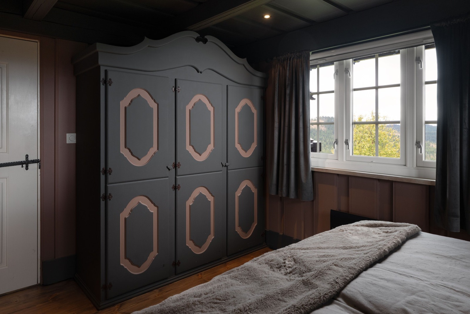 Hovedsoverommet med tilhørende garderobeskap.