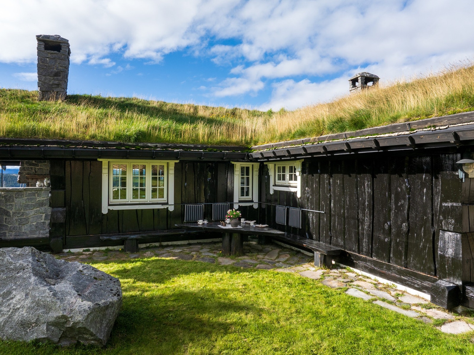 Eiendommen byr på flere fine og solrike uteplasser.