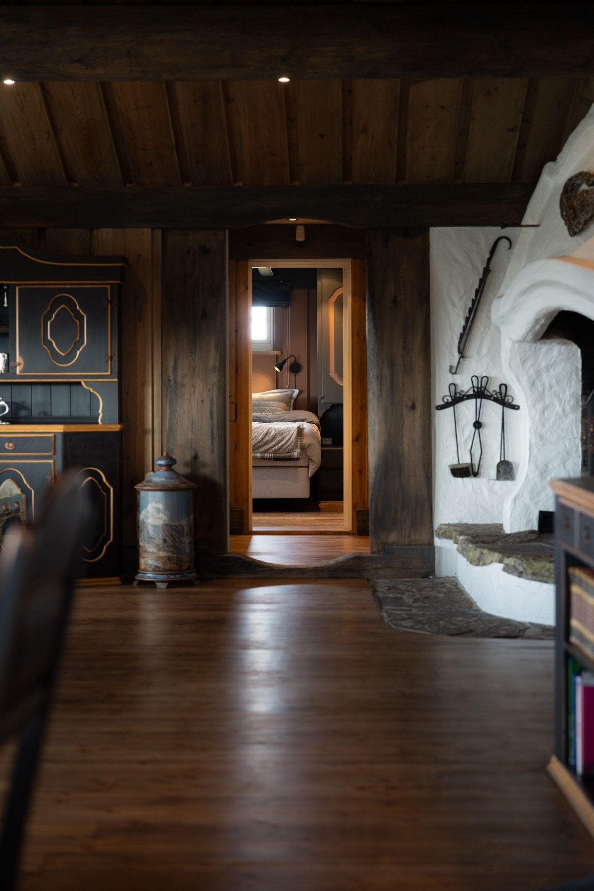 Videre er det hovedsoverom som ligger i tilknytning til WC-rom, bad og vaskerom.