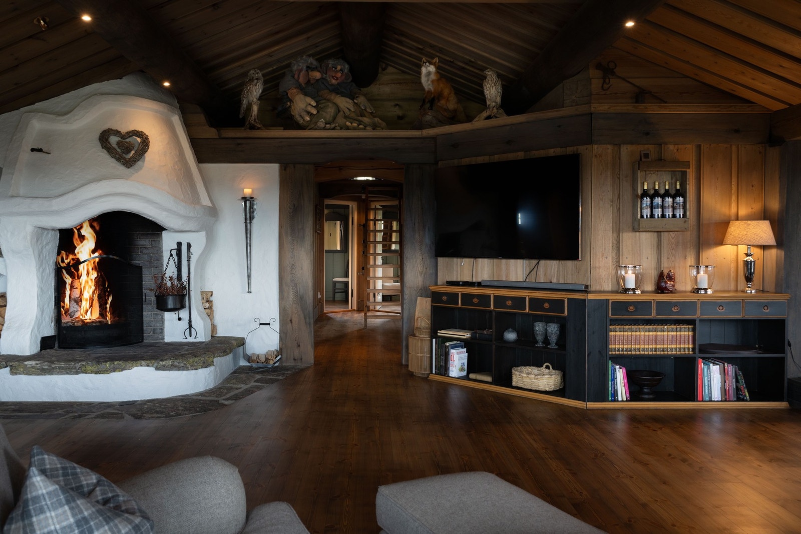 Stuen innbyr til koselige filmkvelder.