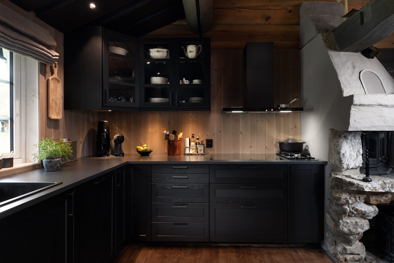 Moderne kjøkken, rikelig med benke-og lagringsplass.