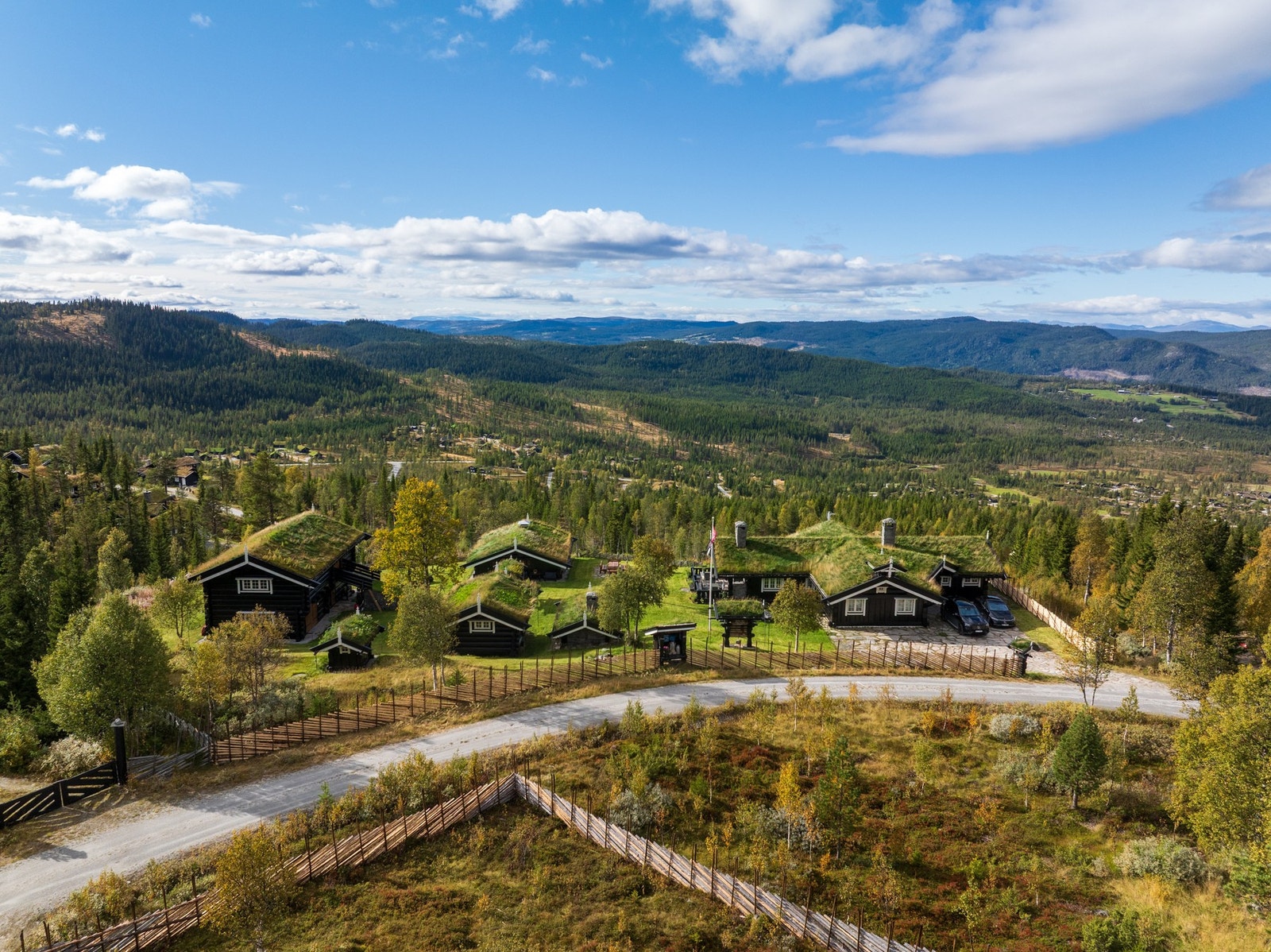 Privatmegleren ved Morten Liavaag har gleden av å presentere dette sjeldent flotte hyttetunet med særpreg og høy standard!