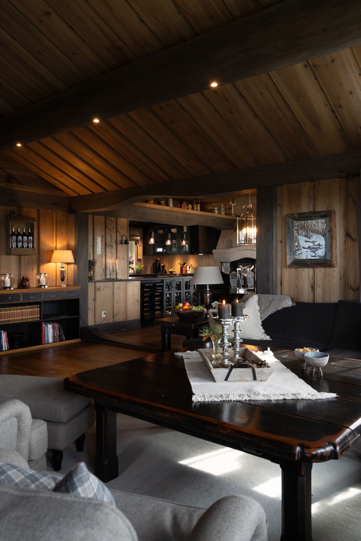 Hytta kombinerer det tradisjonelle med det moderne.