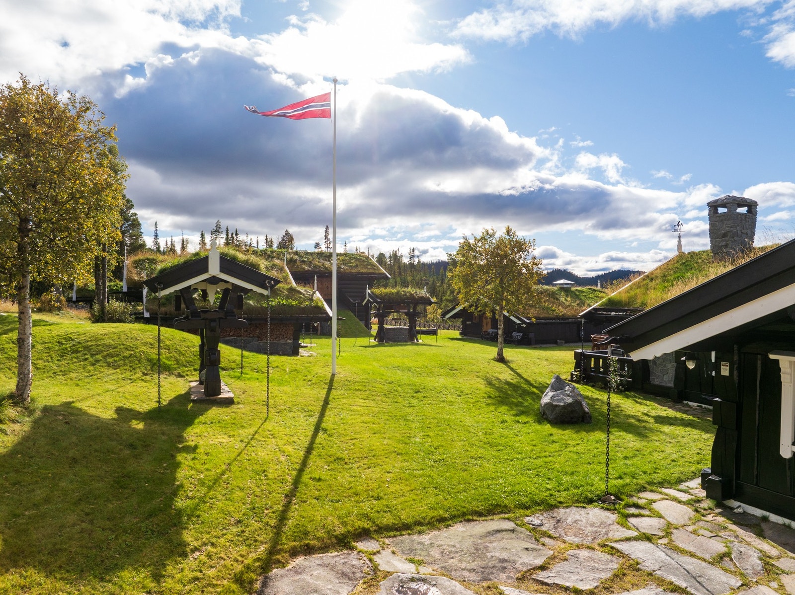 Hyttetunet består av hovedhytte, anneks, låve, årestugu og bakerhus.