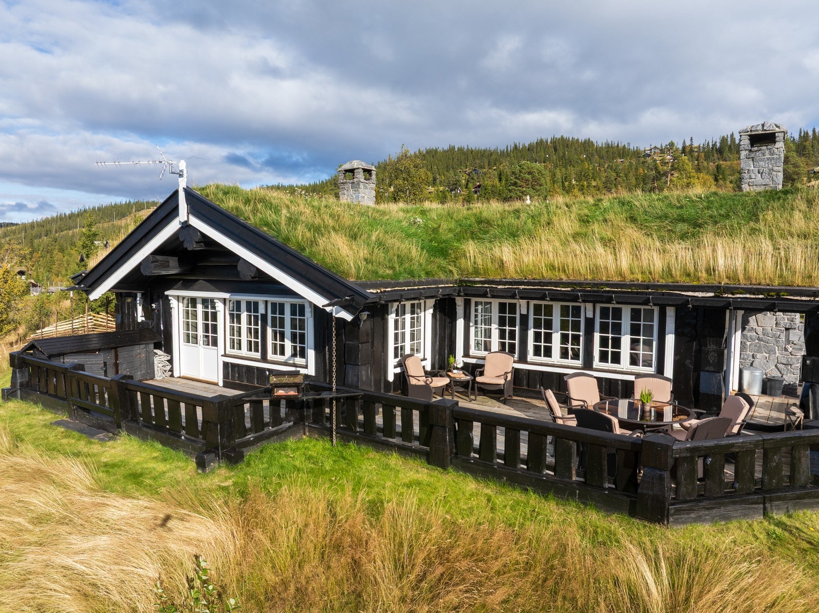 Tunet ligger på 910 moh. og tomten på 3177,2 kvm er inngjerdet med skigard på tre sider.