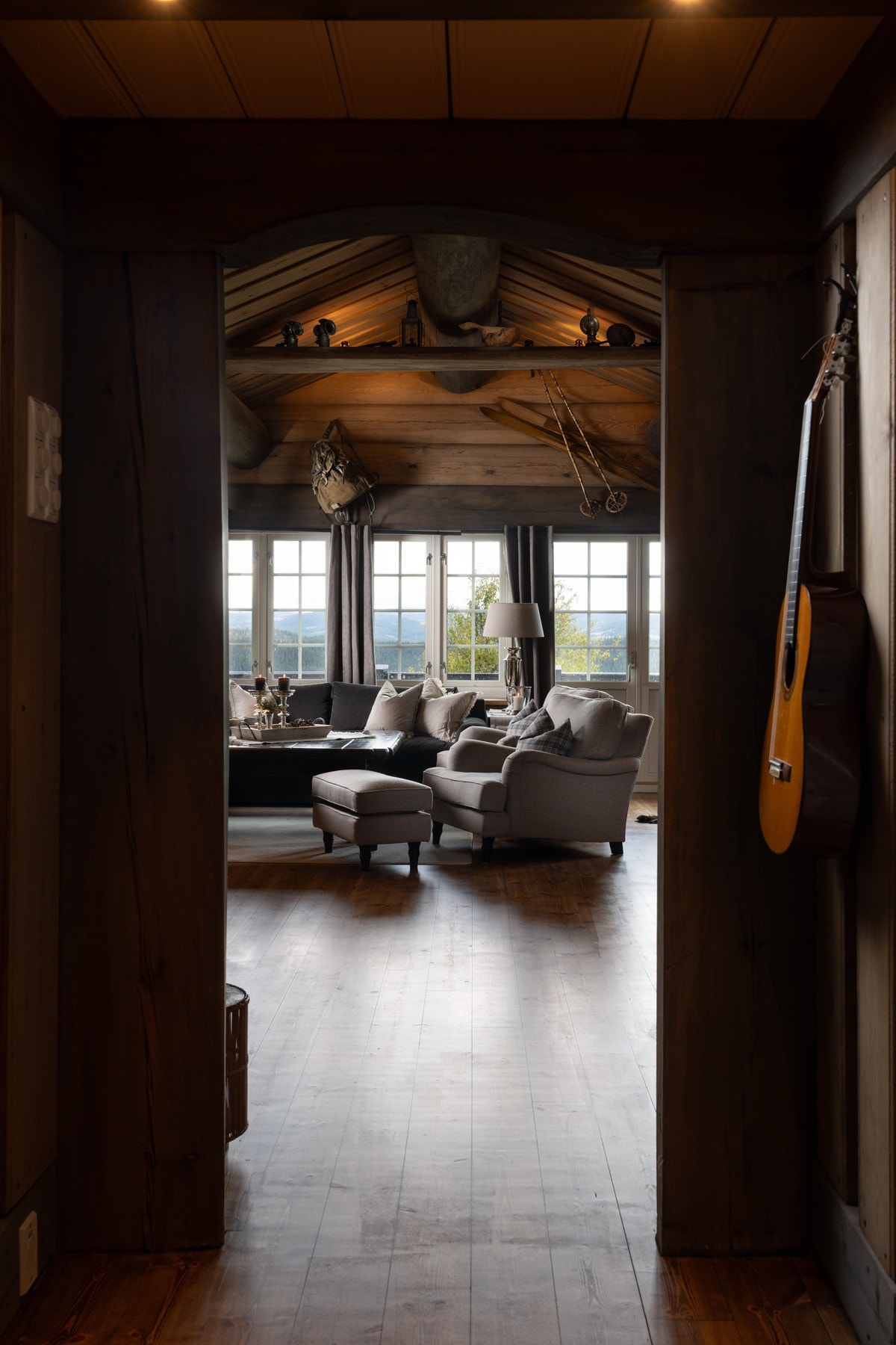 Innbydende stue med gode vindusflater som gir rikelig med naturlig lys.