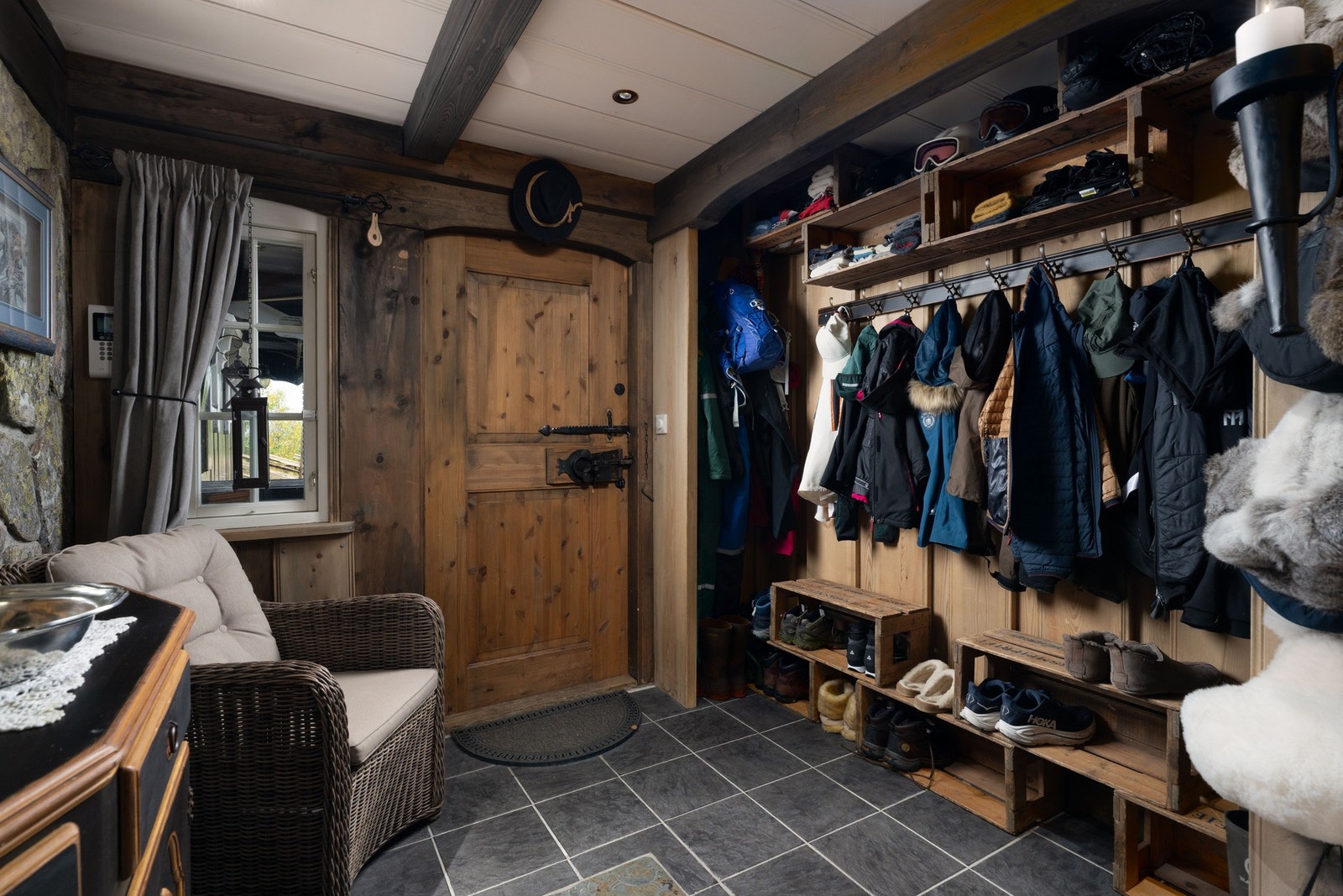 Den romslige entreen gir rikelig med plass til yttertøy og sko.