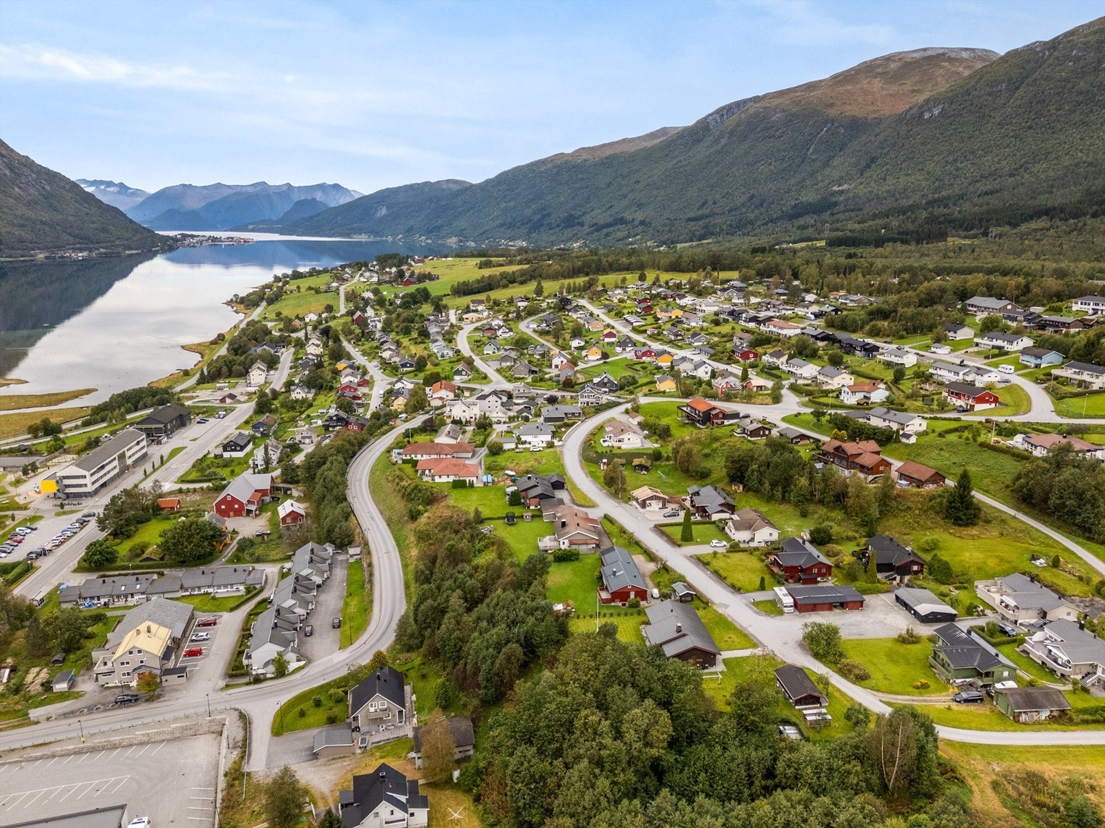 Eiendommen har en flott beliggenhet i et etablert boligområde i vakre Isfjorden. Galleribilde