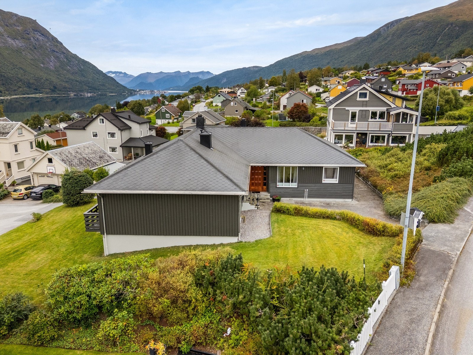 Eiendommen har en pent opparbeidet tomt med mye hage. Galleribilde