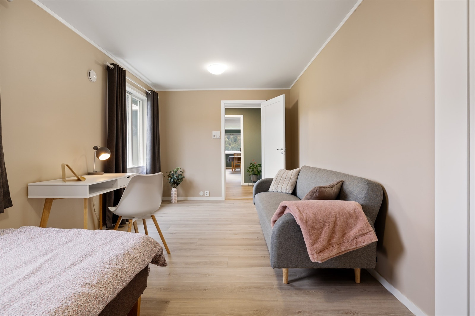 Det andre soverommet i boligens 2. etasje er også av god størrelse. Galleribilde