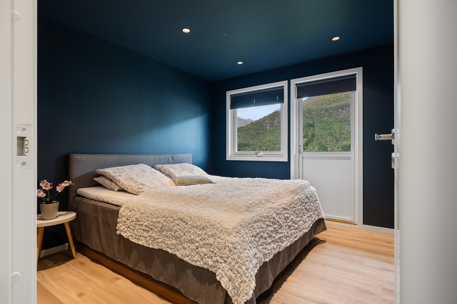 Hovedsoverommet er av god størrelse og har utgang til luftebalkong. Galleribilde