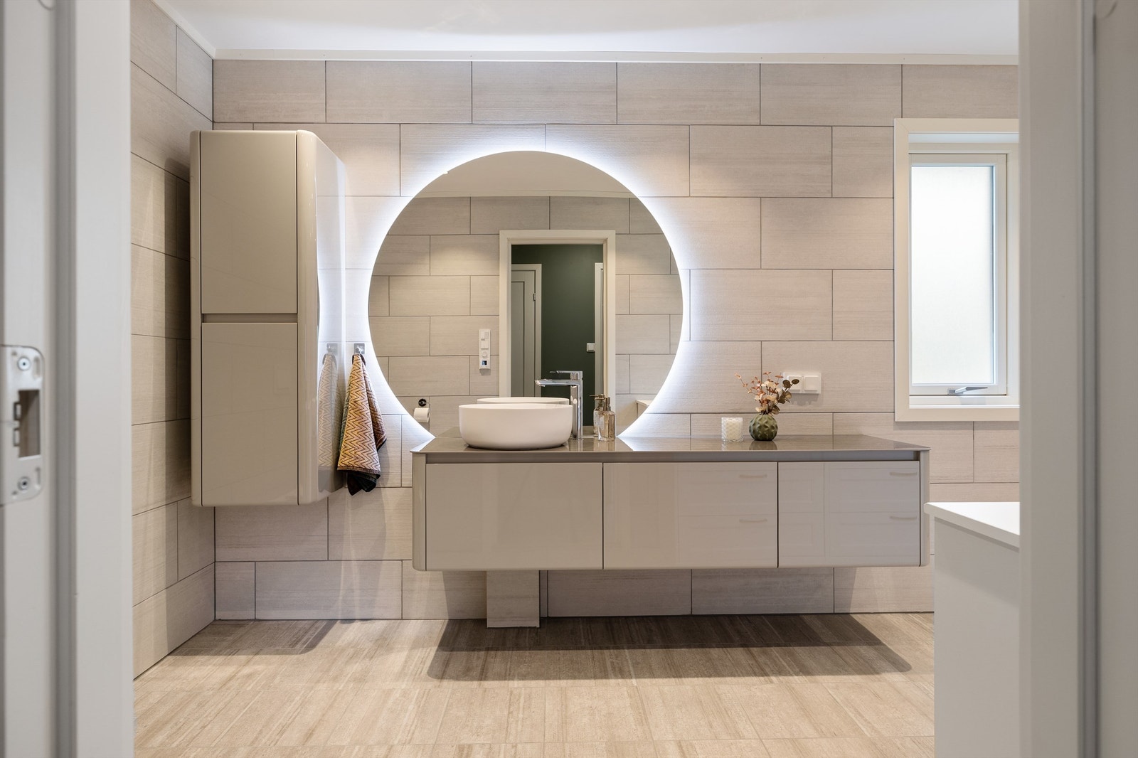 Nytt og stilrent bad med flott baderomsinnredning, dusj og toalett. Galleribilde