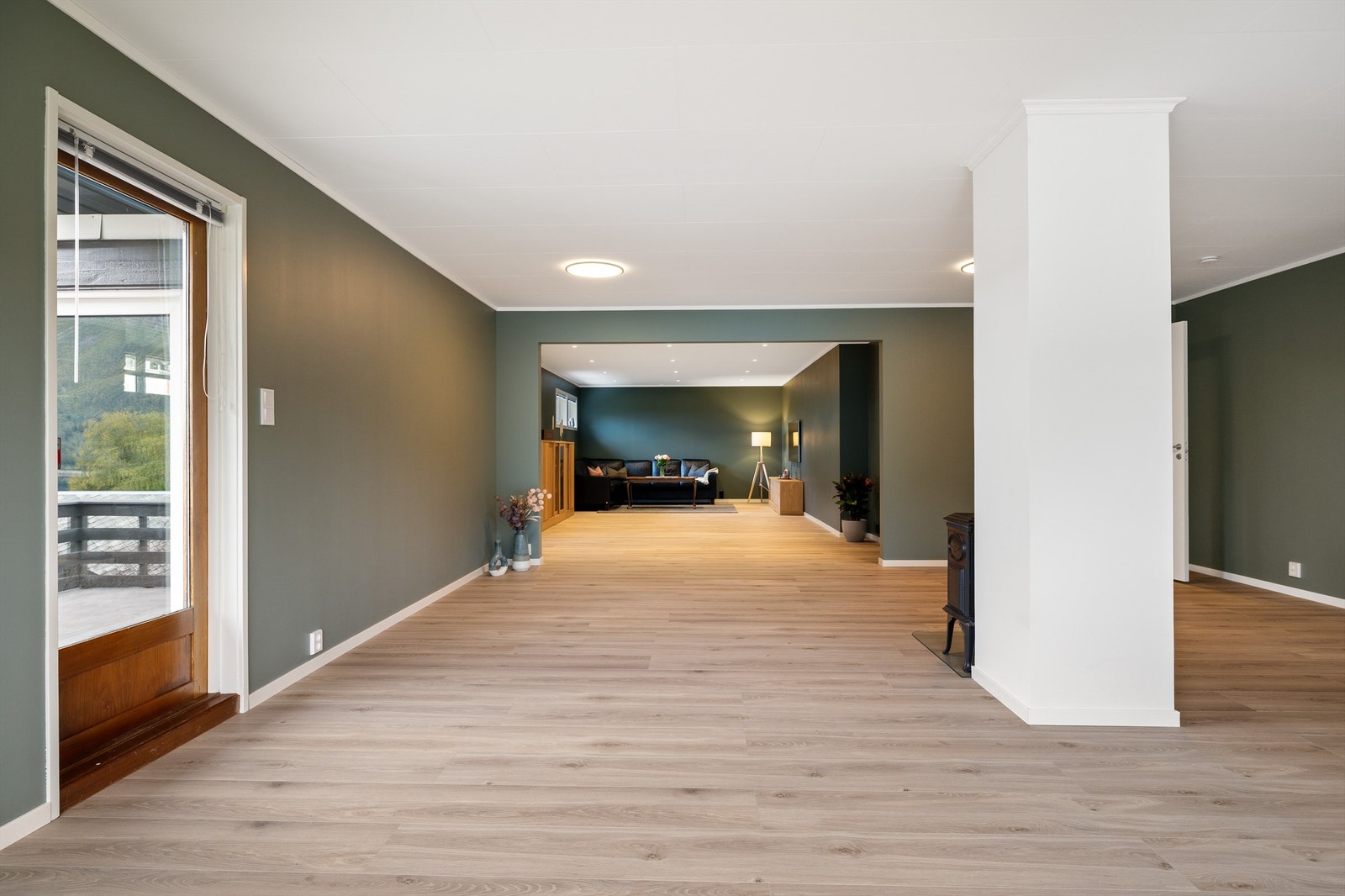 Her er det god plass til både sofagruppe og spisegruppe. Galleribilde