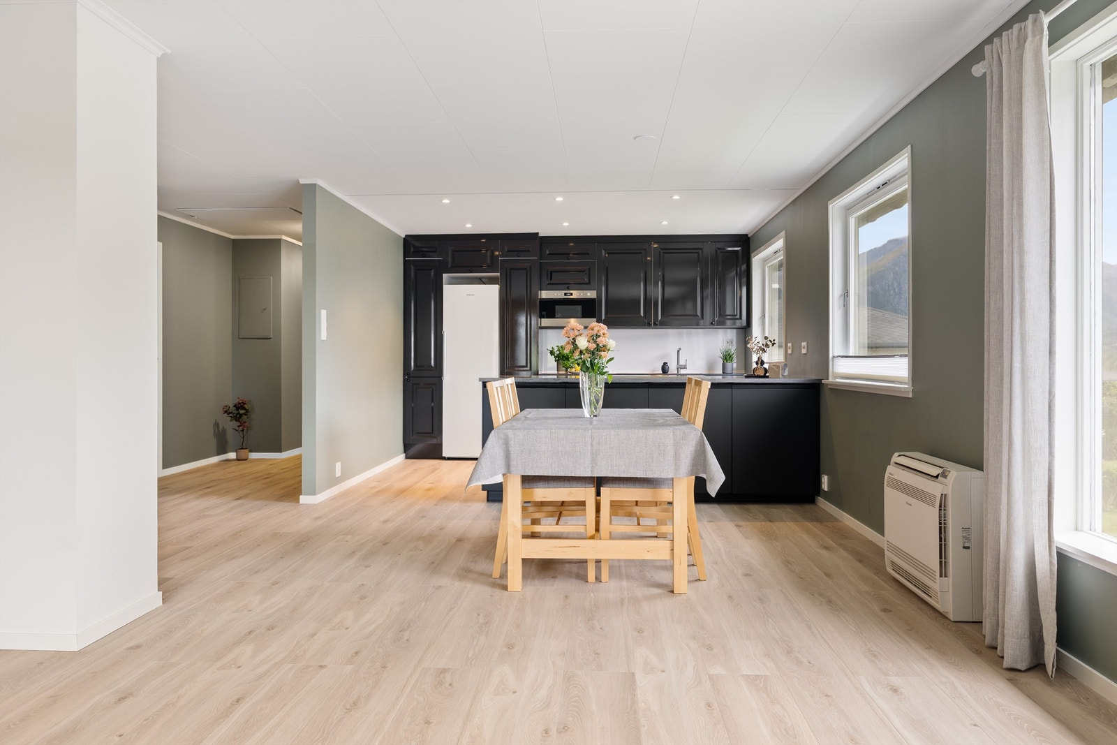 Kjøkkenet har kjøkkeninnredning med profilerte fronter samt kjøkkenøy. Galleribilde