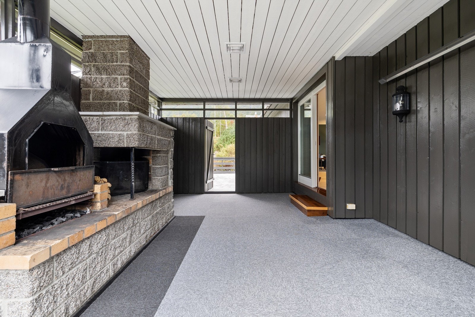 Koselig utestue med ildsted. Galleribilde