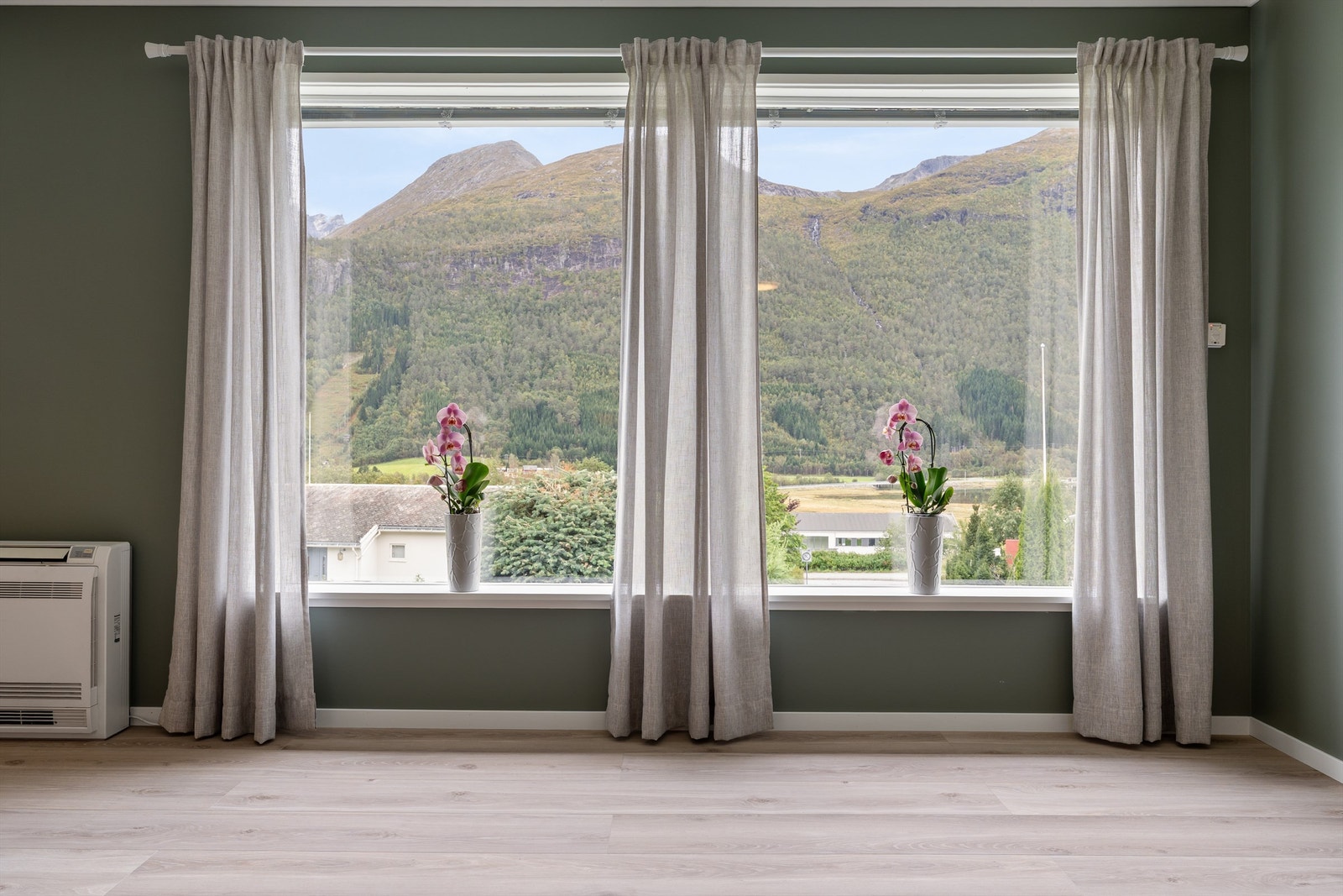 Store vindusflater som gir mye naturlig lys og flott utsikt over nærområdet. Galleribilde