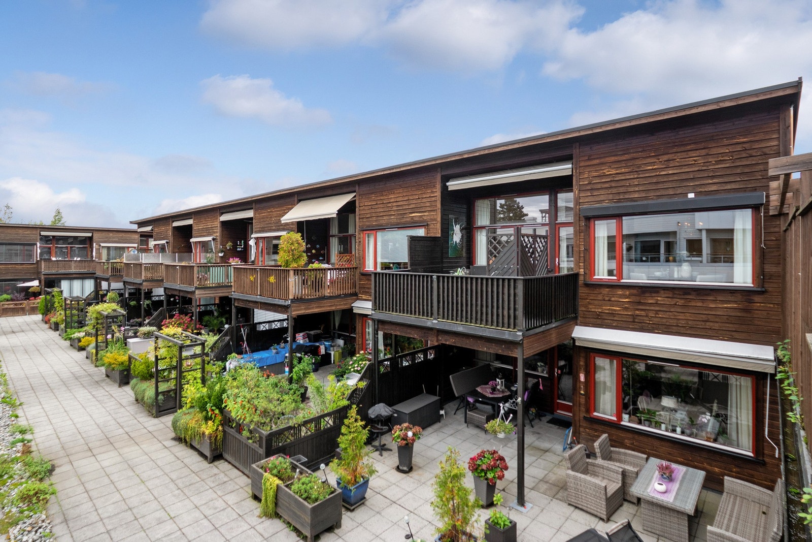 Overbygget balkong med tredekke og montert markise for ekstra komfort. Galleribilde