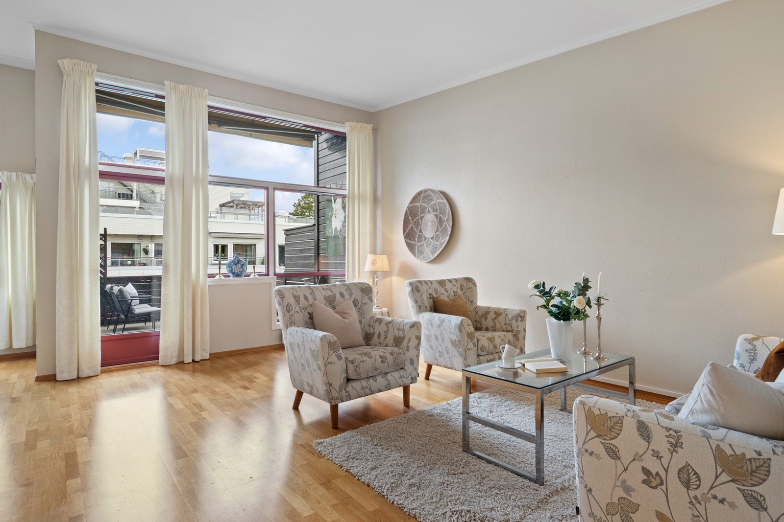 Store vinduer gir rikelig med dagslys og en lys atmosfære. Galleribilde