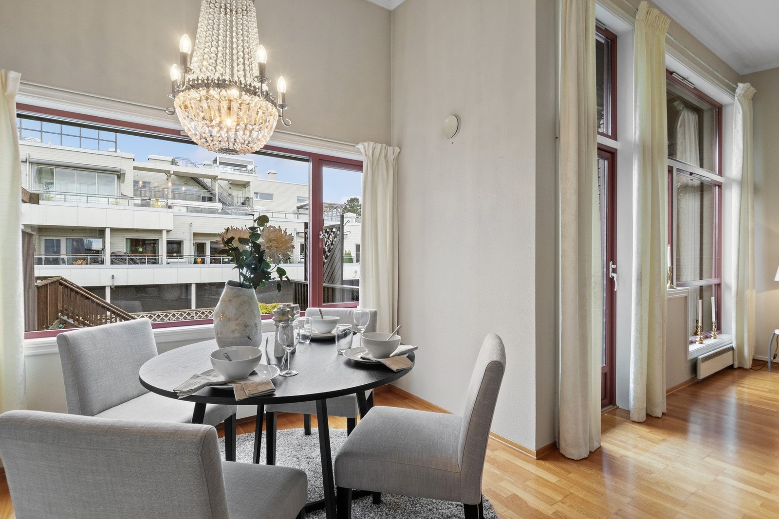 Plass til stort spisebord - perfekt for hyggelige middager med familie og venner. Galleribilde