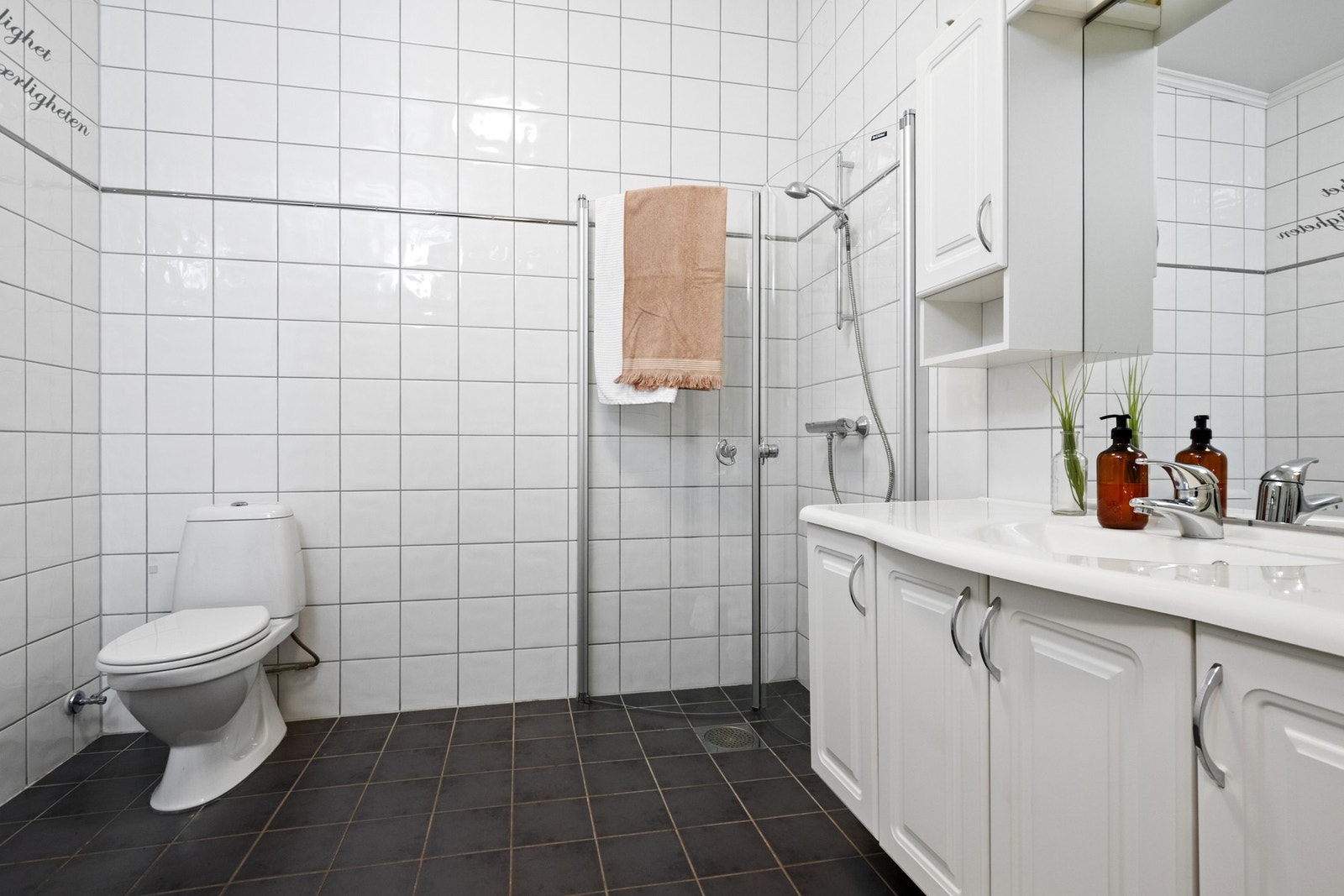 Helfliset bad i lyse farger med elektrisk gulvvarme. Galleribilde