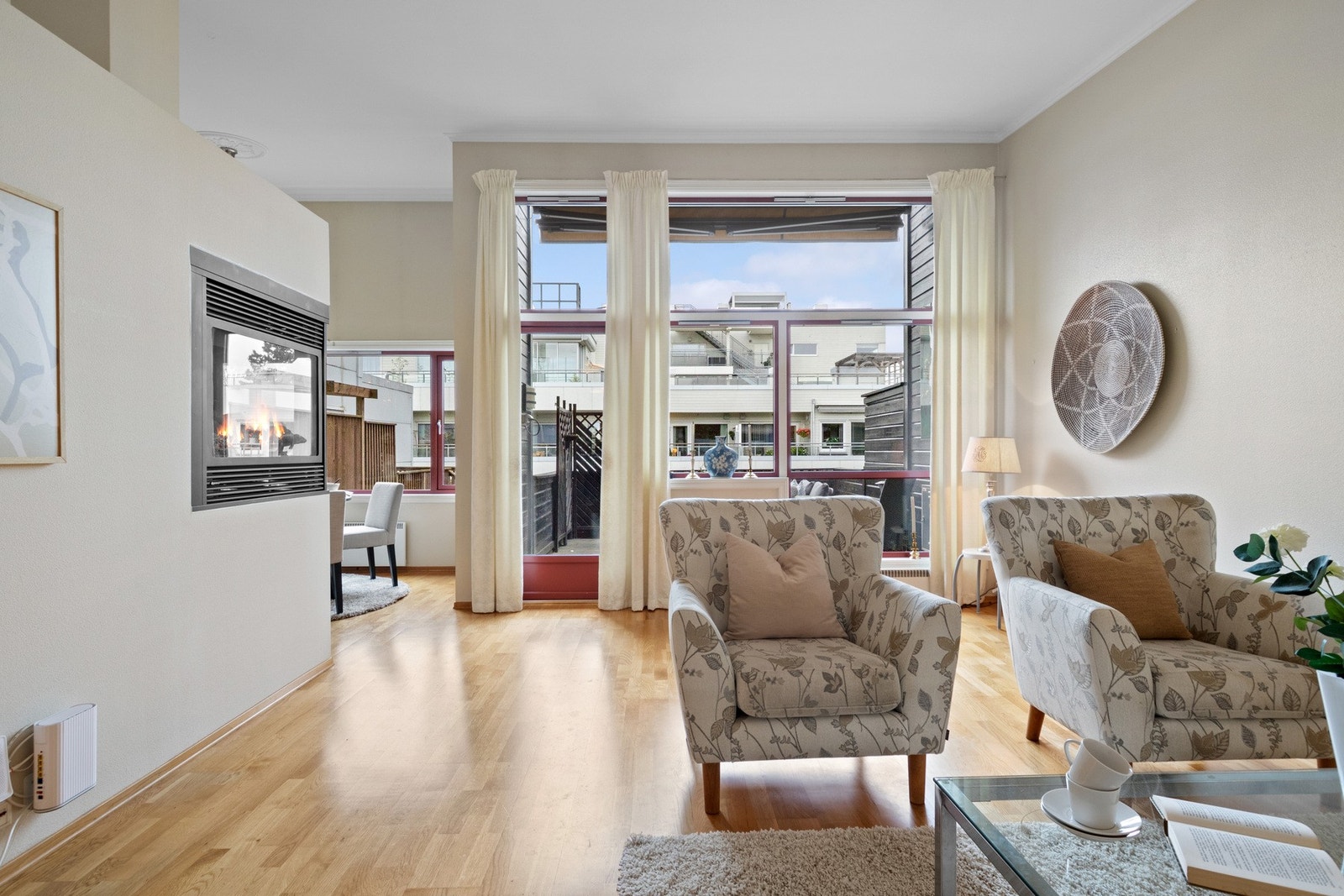 Romslig og luftig stue med store vindusflater mot sydvest. Galleribilde