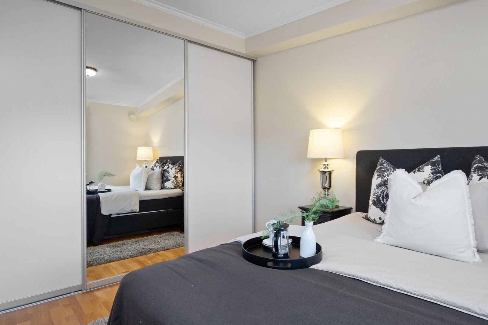 Hovedsoverom med plassbygd skyvedørsgarderobe og god oppbevaringsplass. Galleribilde