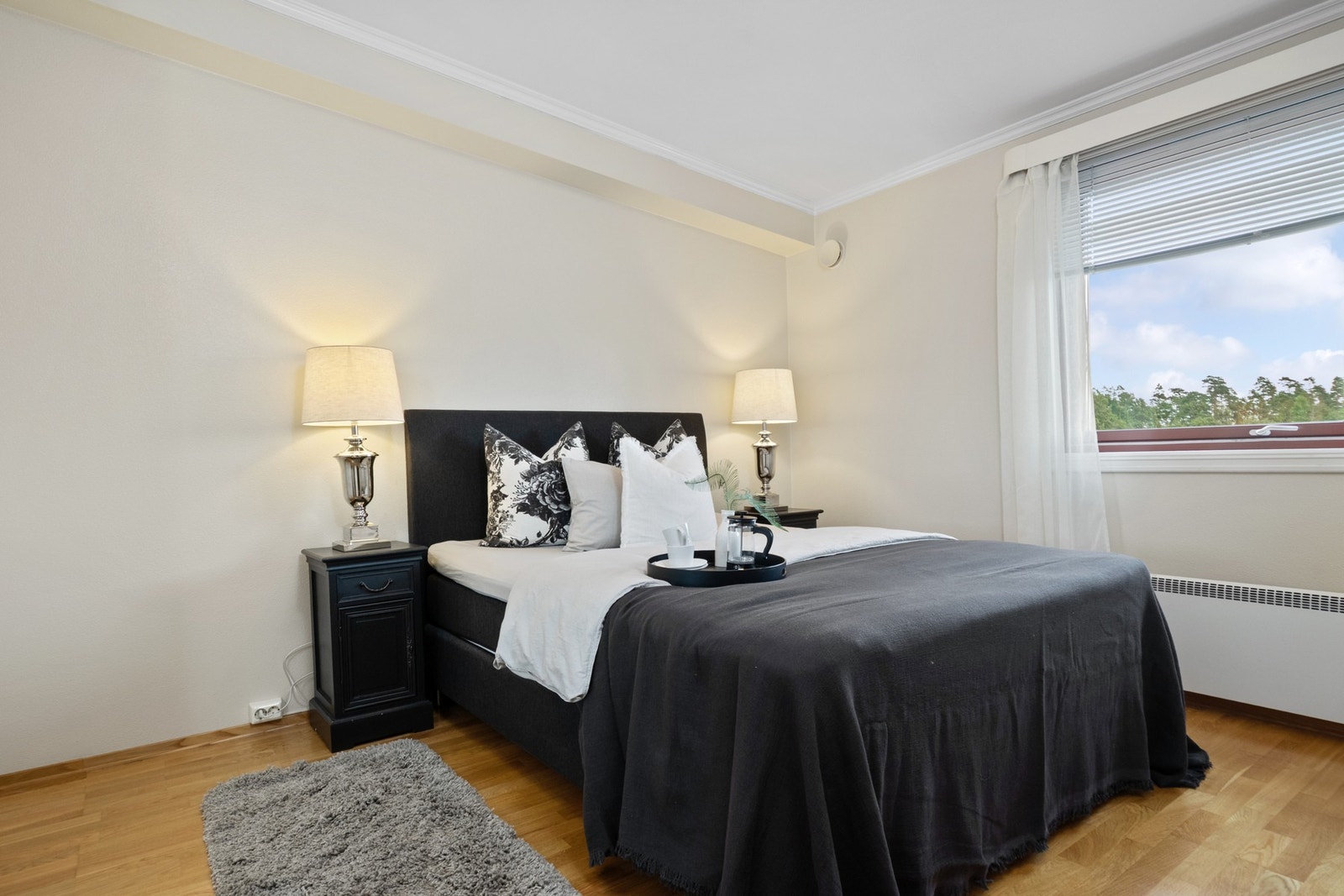 Soverommene er malt i duse, moderne farger som harmonerer med parketten. Galleribilde