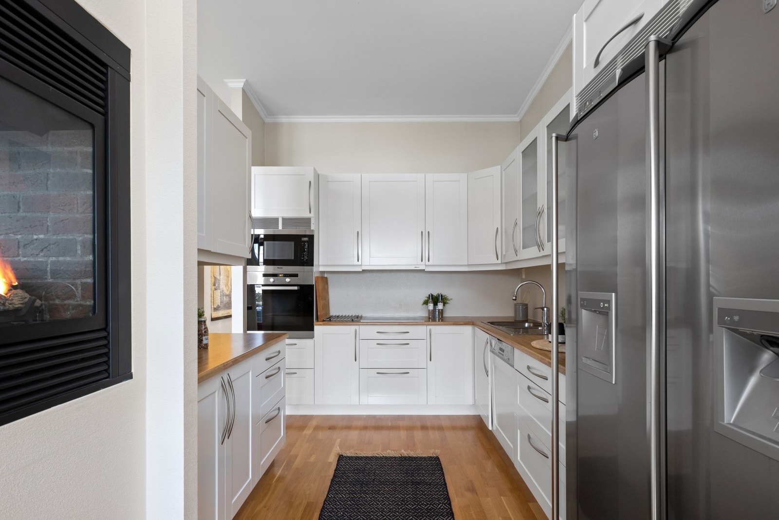 Arealeffektivt og moderne kjøkken med rikelig skap- og benkeplass. Galleribilde