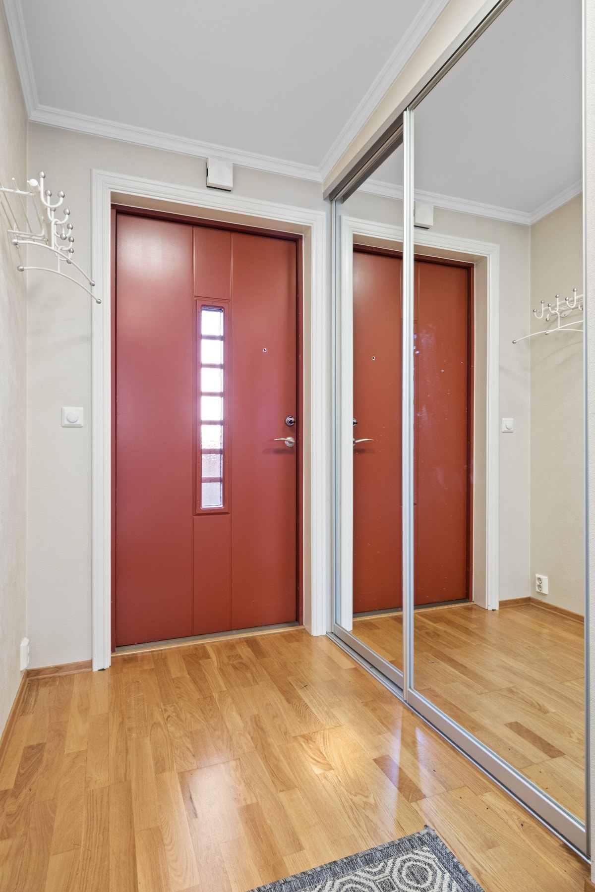 Lys og innbydende entré med god plass til oppbevaring. Galleribilde