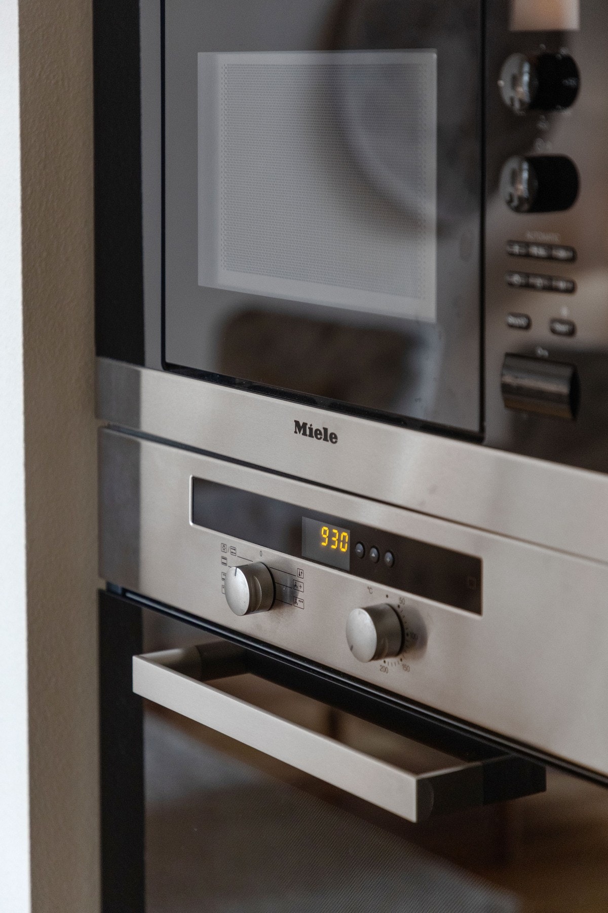 Kjøkkenet er utstyrt med integrerte hvitevarer som stekeovn, koketopp og oppvaskmaskin. Galleribilde