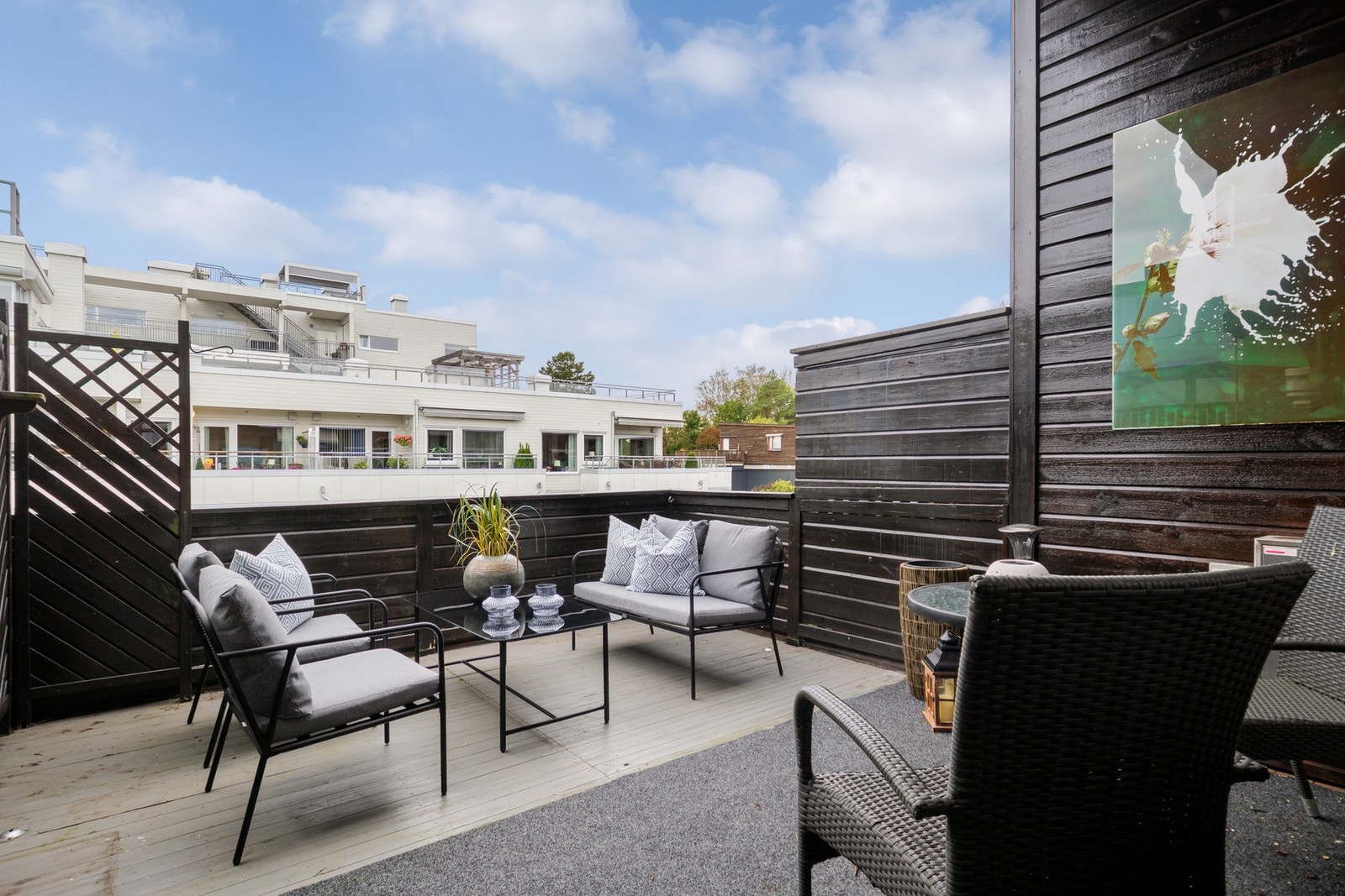 Sydvestvendt balkong på ca. 16 kvm med sol fra ettermiddag til kveld. Galleribilde